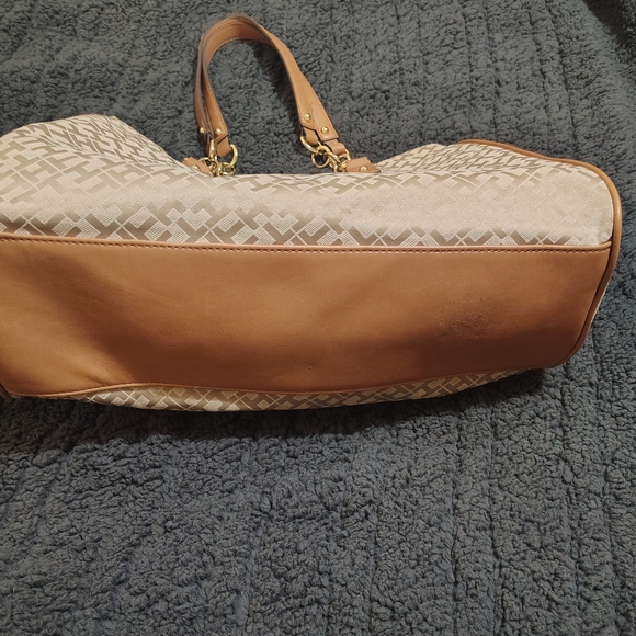 Tommy Hilfiger Beige and Tan Shoulder Bag - Picture 3 of 9